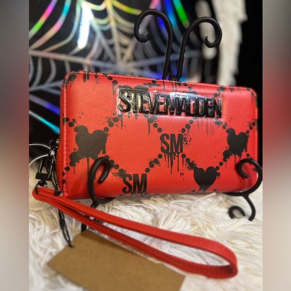 COPY - 🖤❤️NWT-STEVE MADDEN BLEEDING HEART ZIP AROUND WALLET/WRISTLET🖤❤️ - Picture 4 of 10